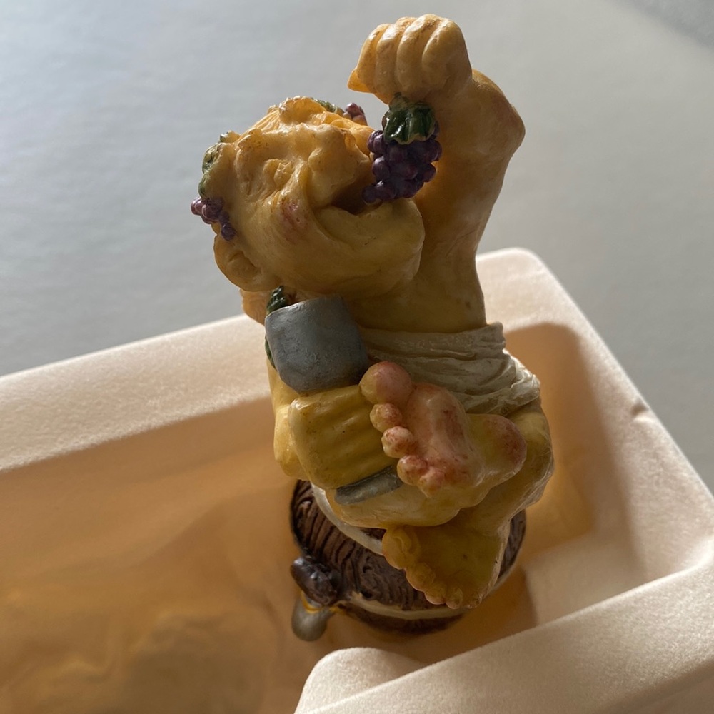 Guardian of the grapes wine stopper